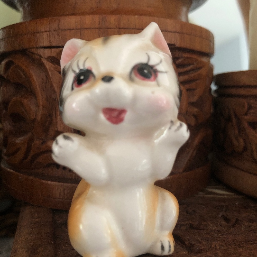 Adorable small ceramic kitten.